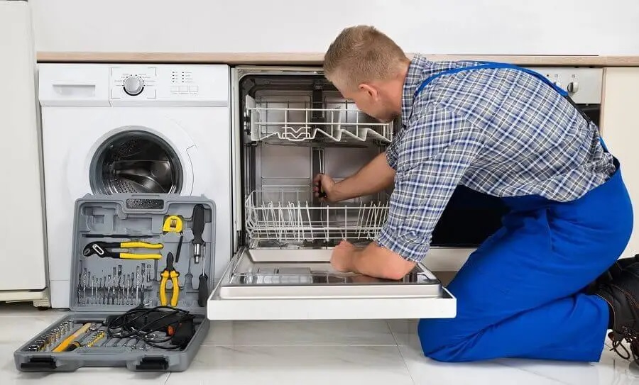 Küçükçekmece Gorenje servisi teknisyen ekibi beyaz eşya tamiri yaparken